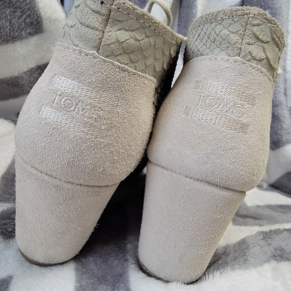 TOMS Cream Desert Suede Wedge Booties with Croc Design Size 9 - Picture 5 of 6